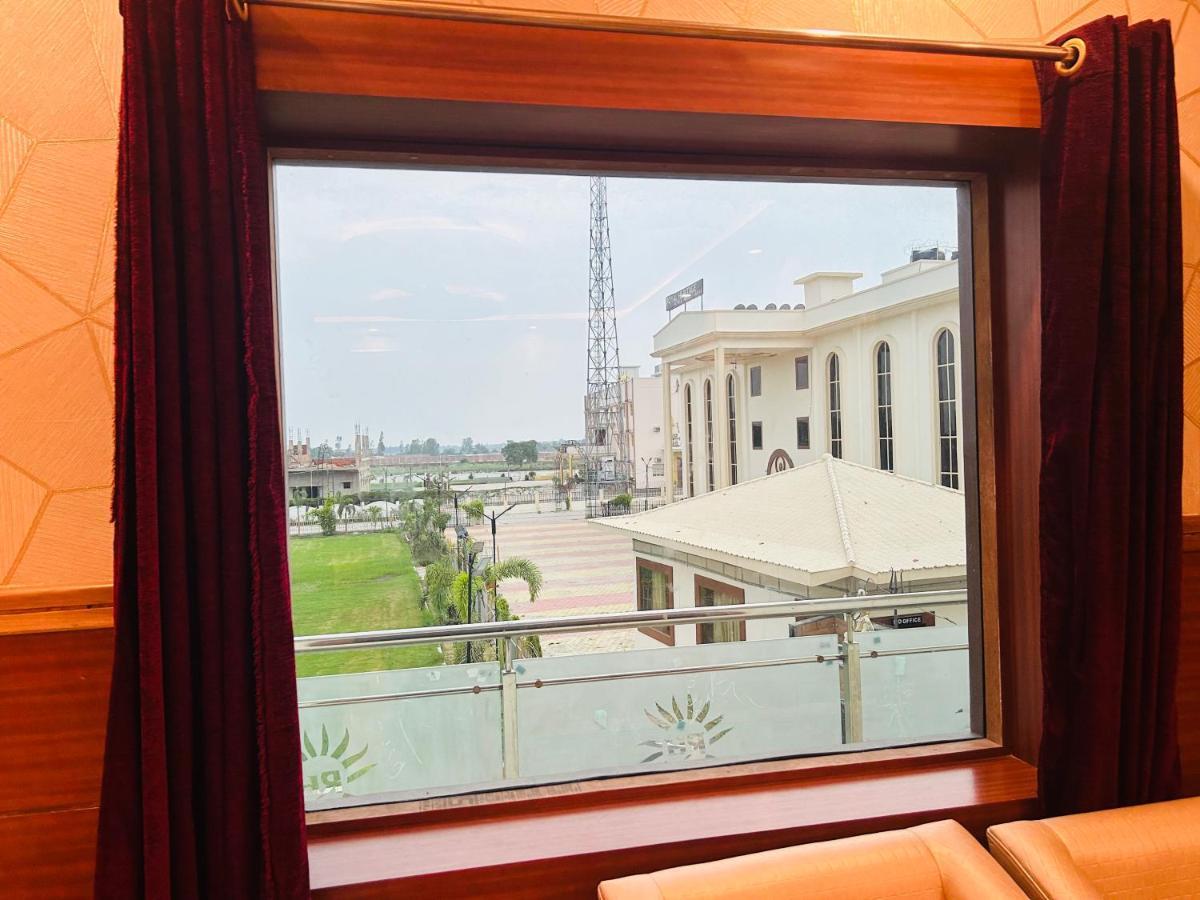 Royal Heritage Hotel & Resort Ayodhya 외부 사진